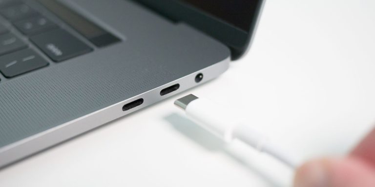 Letošní MacBooky Air a Pro mají problém s USB 2.0 příslušenstvím 