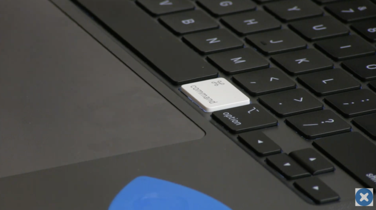 Pod kapotou a klávesnicí nového 16“ MacBooku Pro. Co lze vyměnit a co nikoli?