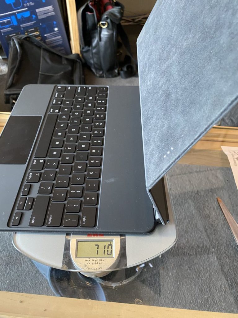 Magic Keyboard váží 710 gramů