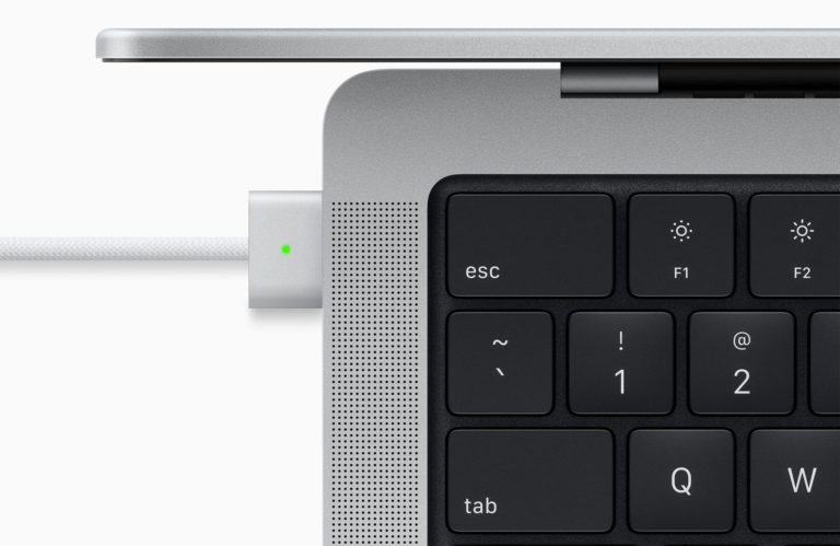 MacBook Pro 14“ se dokáže rychle nabíjet přes Thunderbolt, ale 16“ verze ne