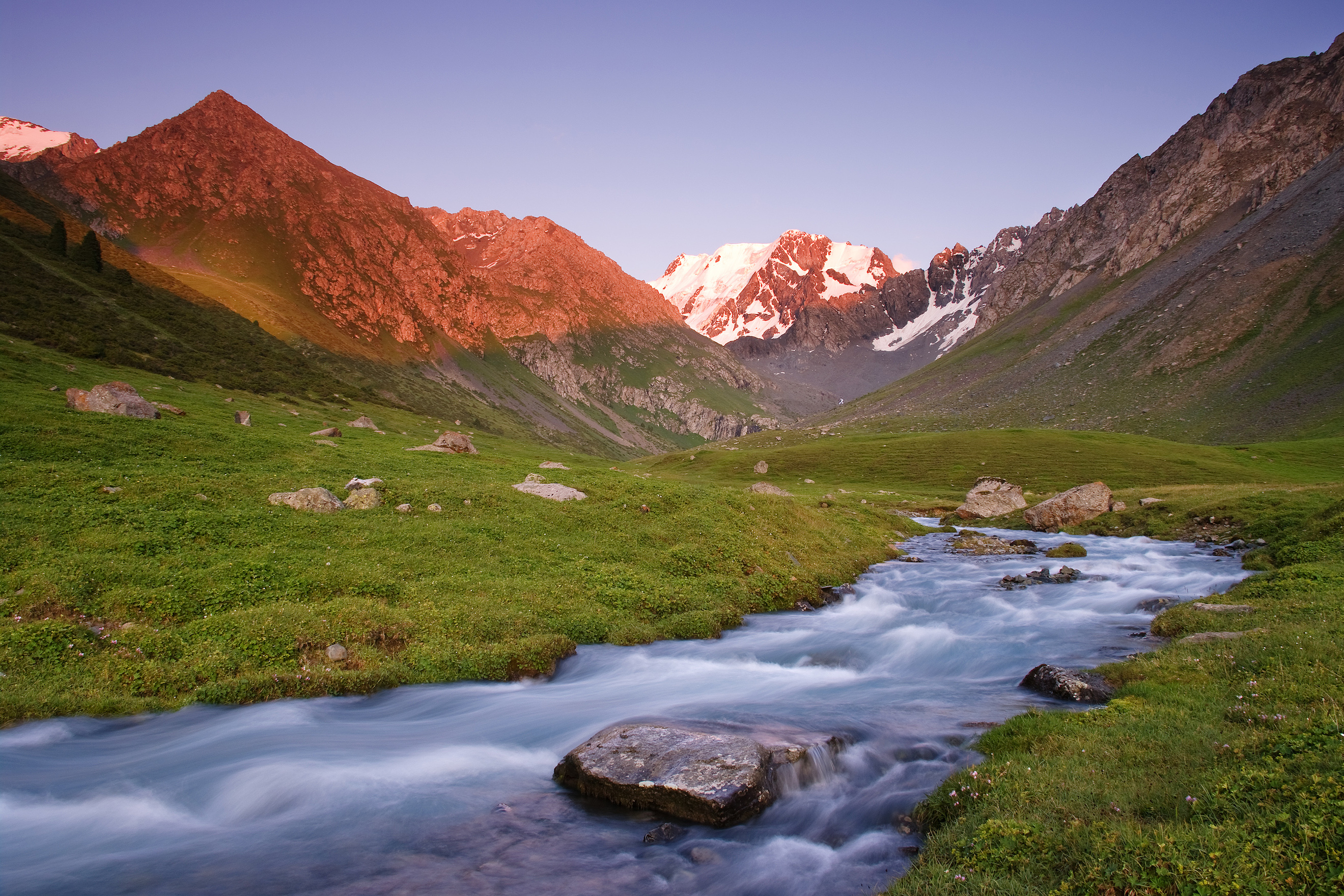 Киргизия. Ущелье Джууку Киргизия. Киргизия и Кыргызстан. Тянь Шань Киргизия красоты. Природа Кыргызстана горы.