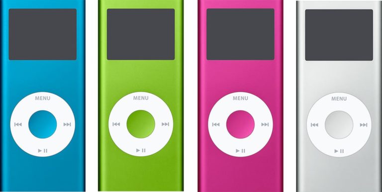 Druhá verze ještě více ubrala velikosti a zároveň přinesla zářivé barvy. Design však stále vycházel z původního iPodu.