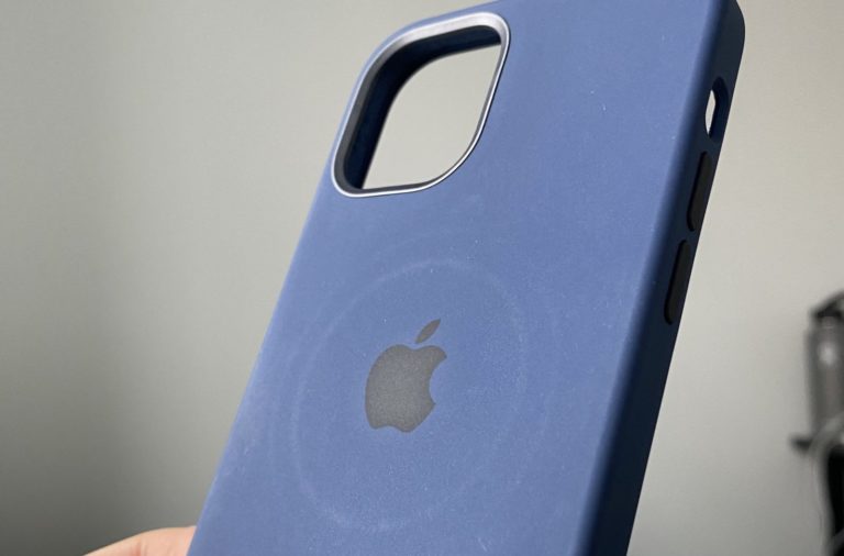 Apple upozorňuje, že nabíjení skrze MagSafe může na krytech zanechávat otisky