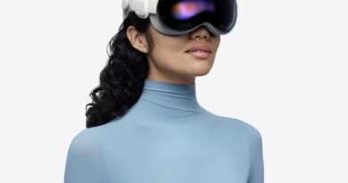 Apple Vision Pro na stole