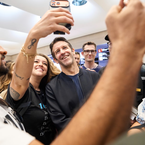 John Ternus se fotí se zákazníky v Apple Storu