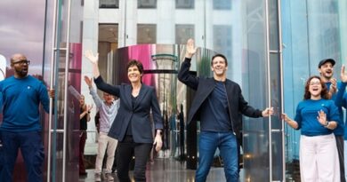 Deirdre O'Brien a John Ternus vítají zákazníky před Apple Store na Páté avenue