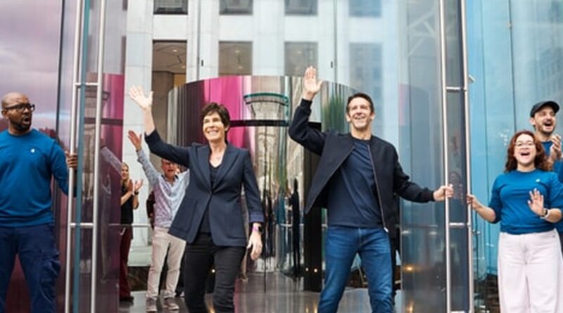 Deirdre O'Brien a John Ternus vítají zákazníky před Apple Store na Páté avenue