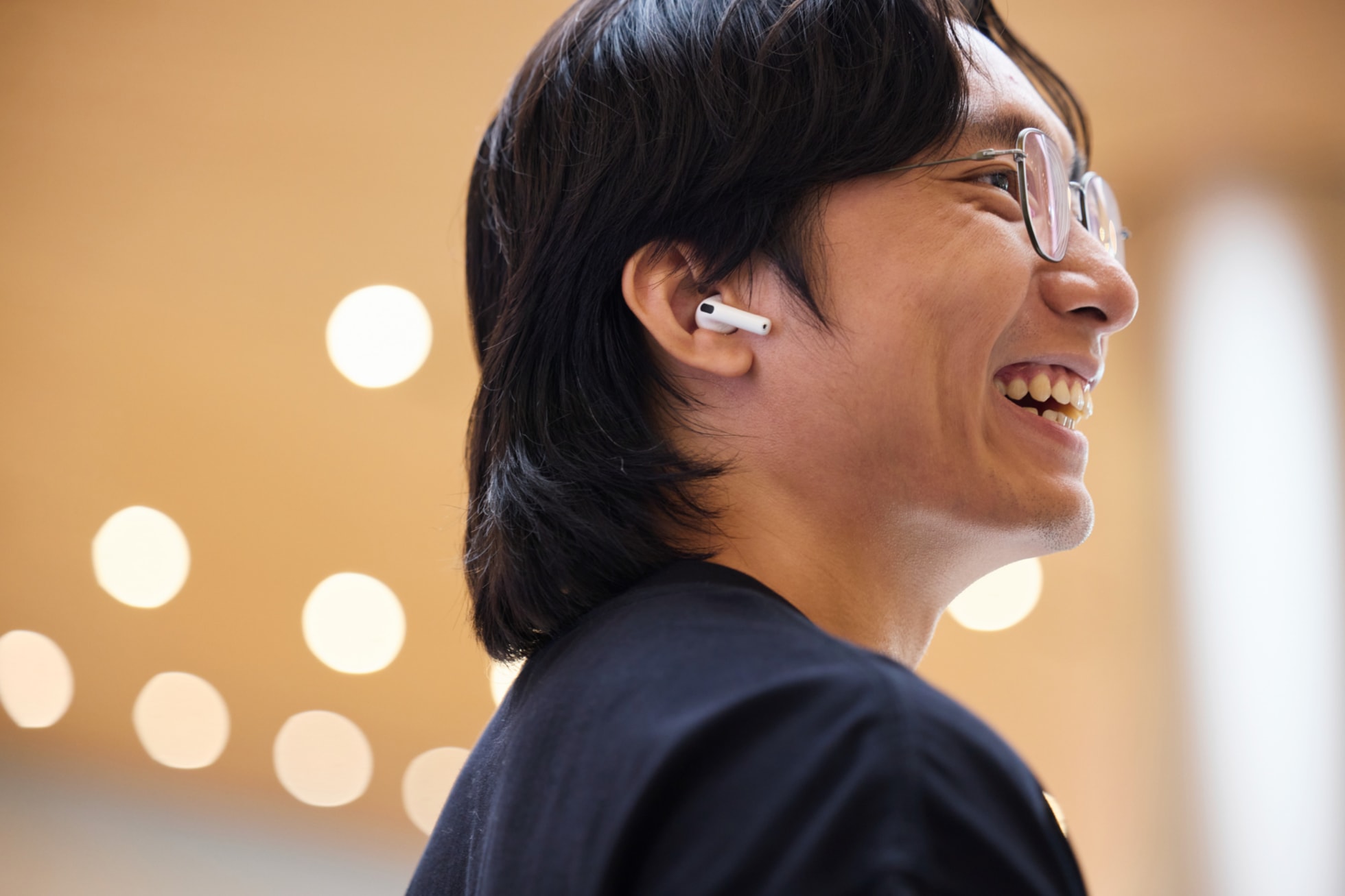 Zákaznice zkouší AirPods 5 v prodejně Applu v Šanghaji