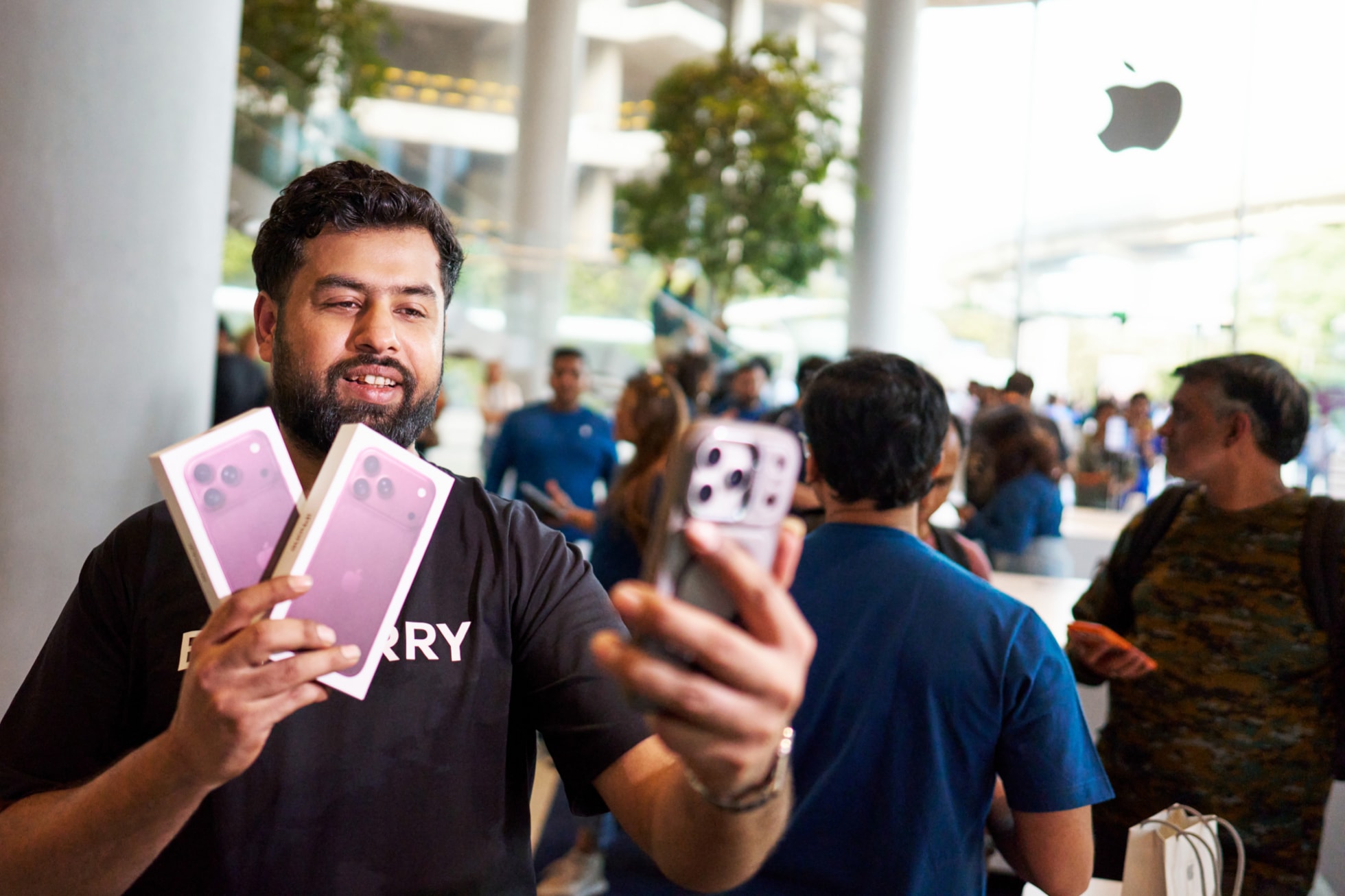 Zákazník s nákupem v prodejně Apple BKC v Bombaji