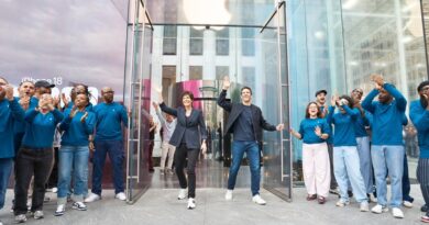 John Ternus a Deirdre O'Brien vítají zákazníky v Apple Store na Páté Avenue