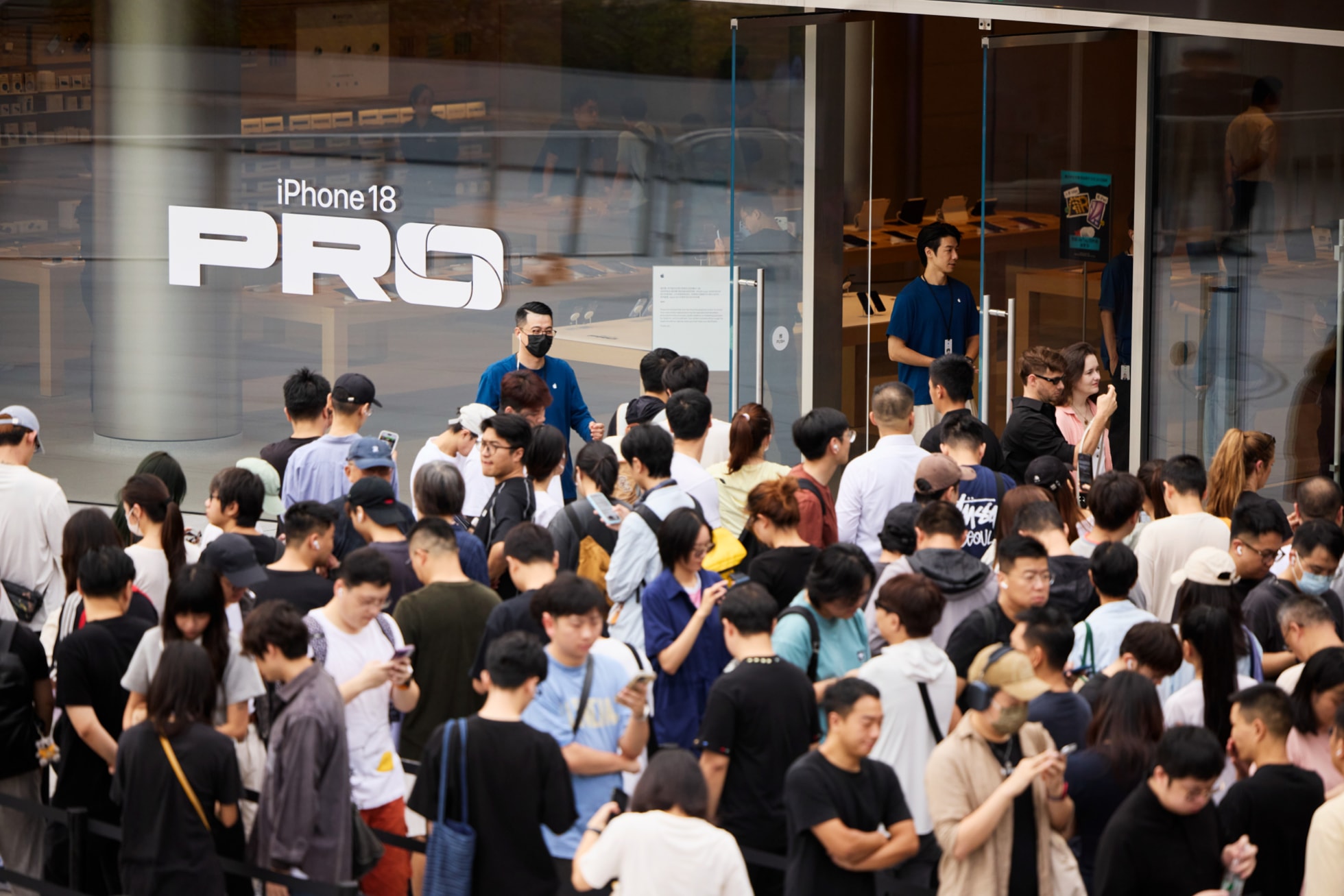 Fronta zákazníků před prodejnou Apple Jing’an v Šanghaji