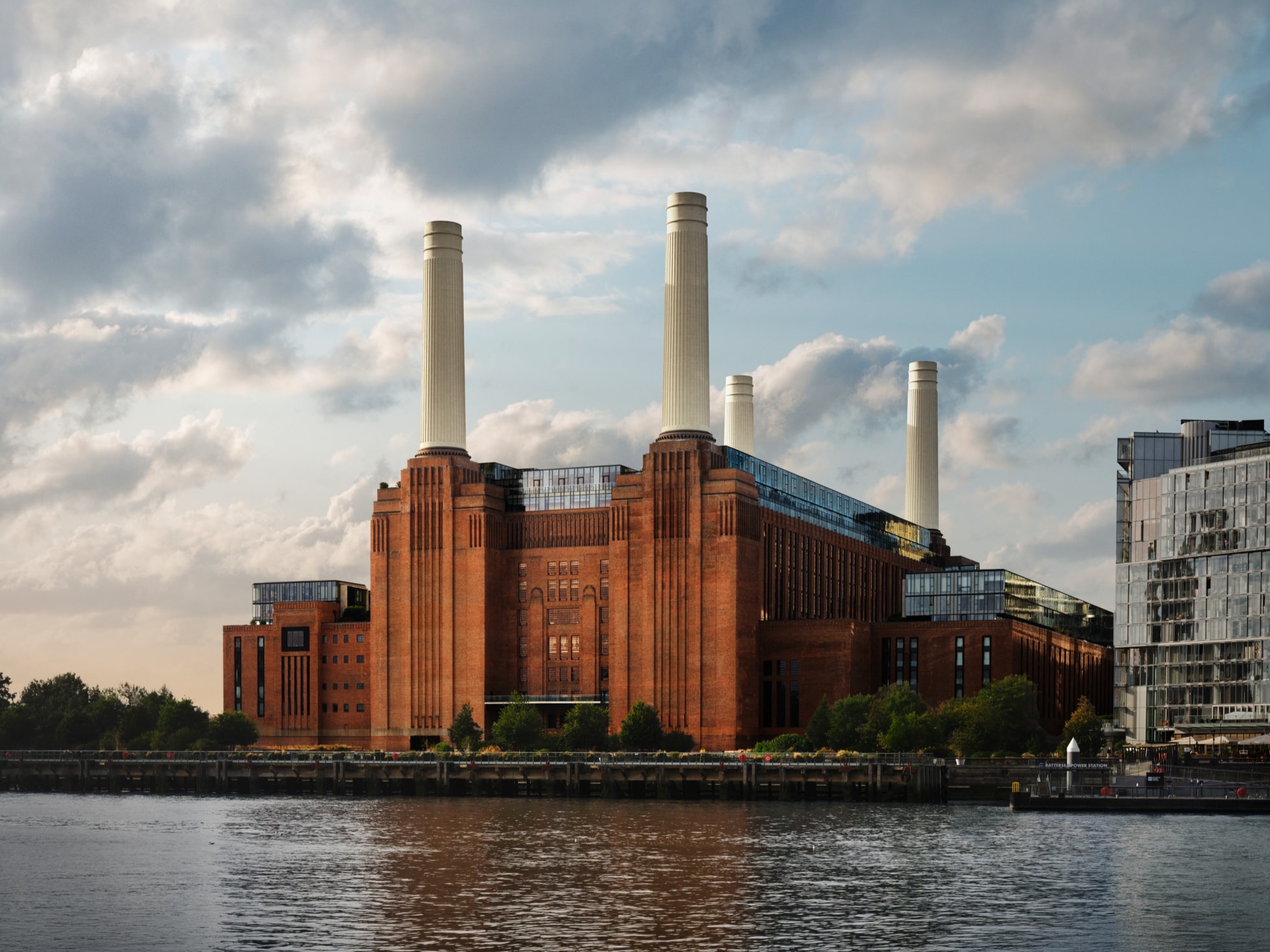 Vstup do Apple Music Hall v budově Battersea Power Station