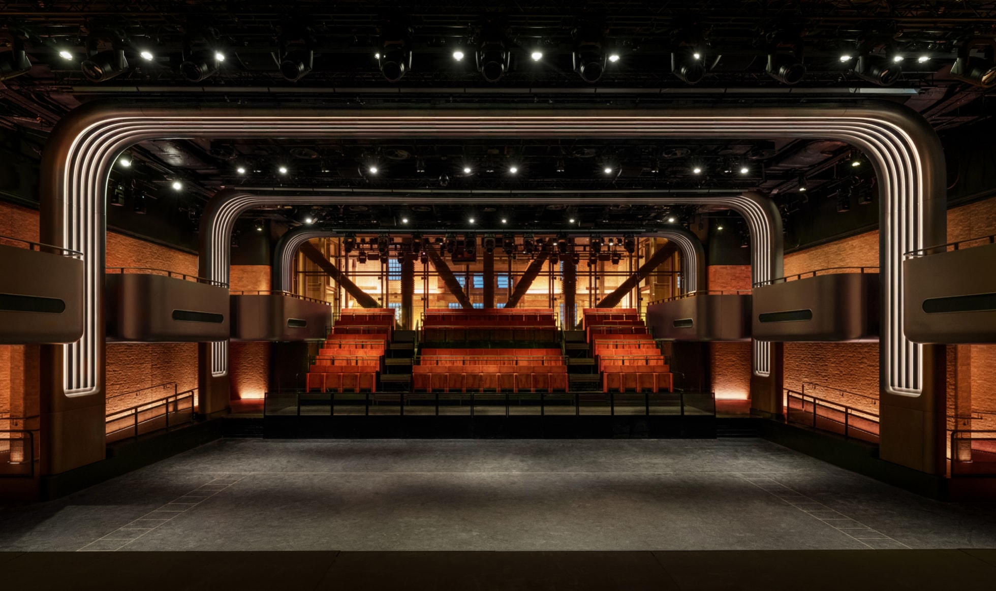 Koncertní sál Apple Music Hall s pódiem a balkony