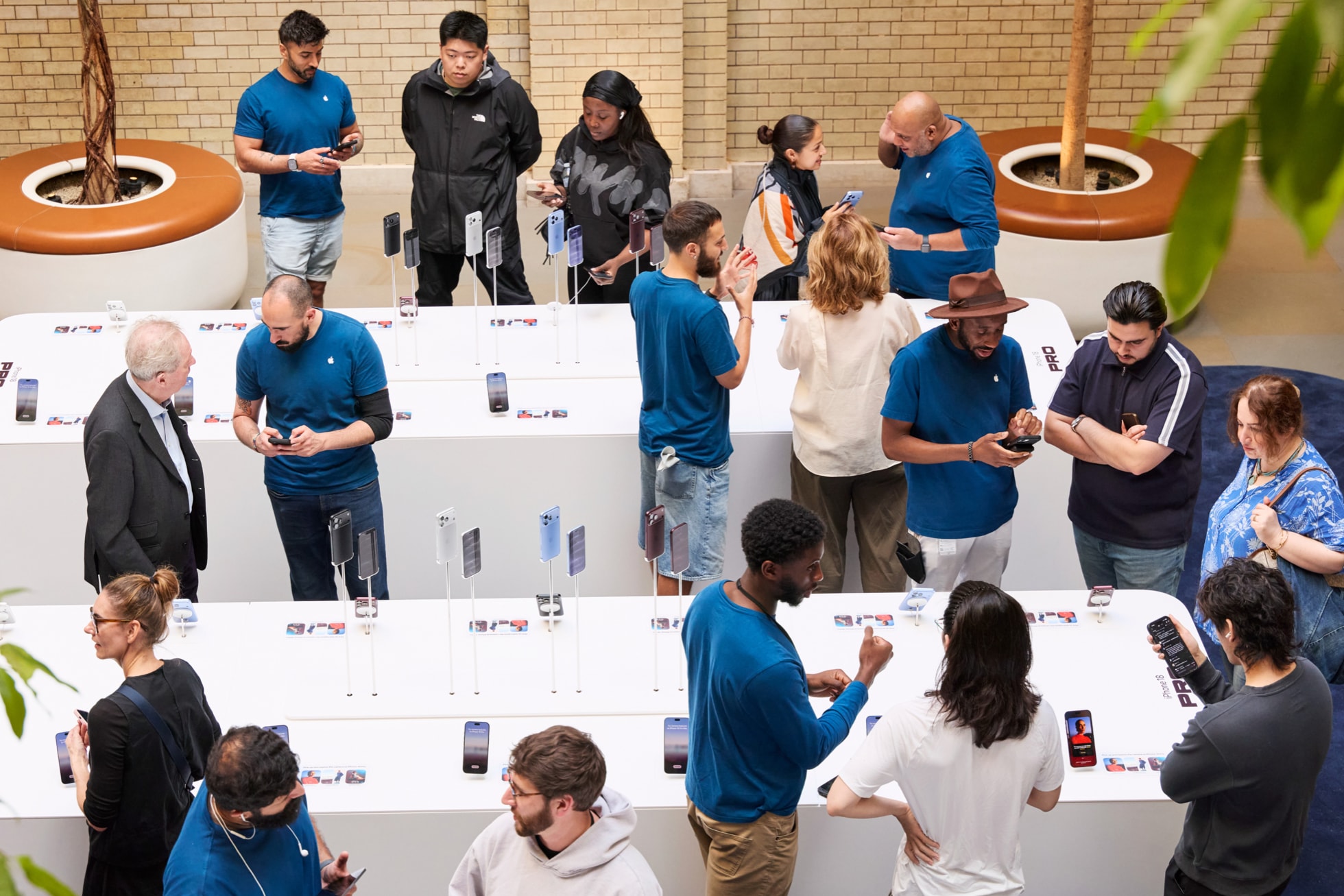 Zaměstnanci Apple Storu pomáhají zákazníkům