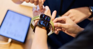 Zákazník zkouší Apple Watch Series 12 a Apple Watch Ultra 4