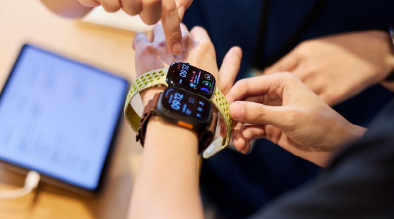 Zákazník zkouší Apple Watch Series 12 a Apple Watch Ultra 4