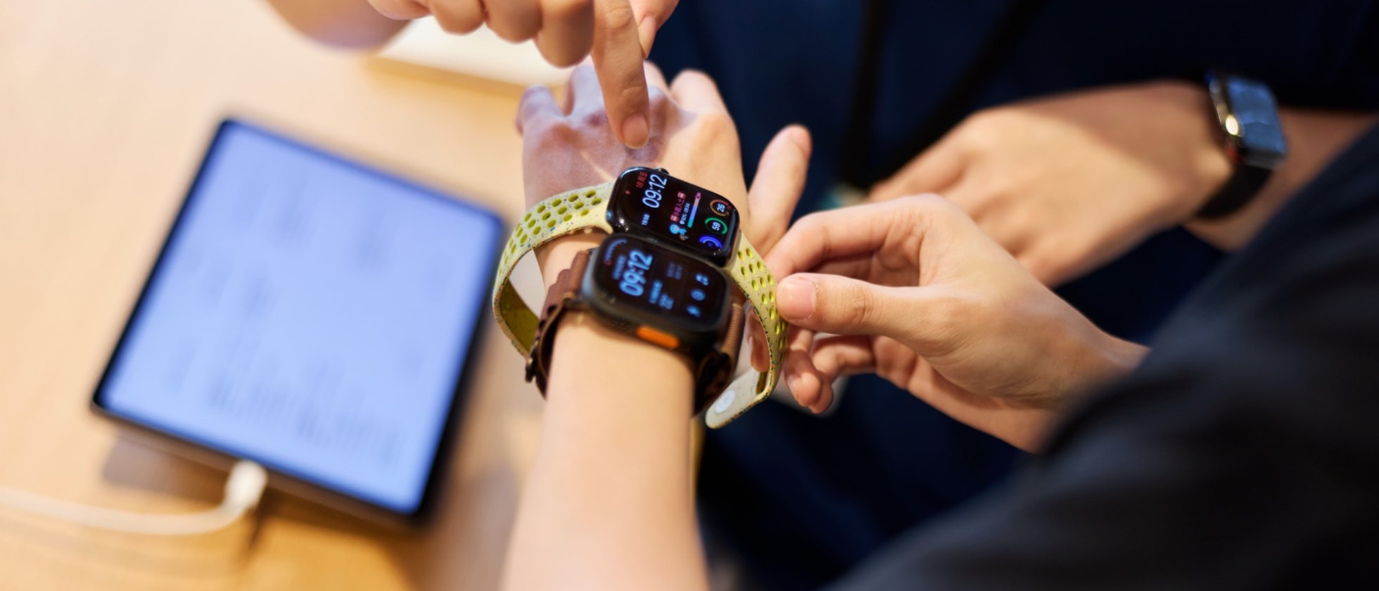 Zákazník zkouší Apple Watch Series 12 a Apple Watch Ultra 4