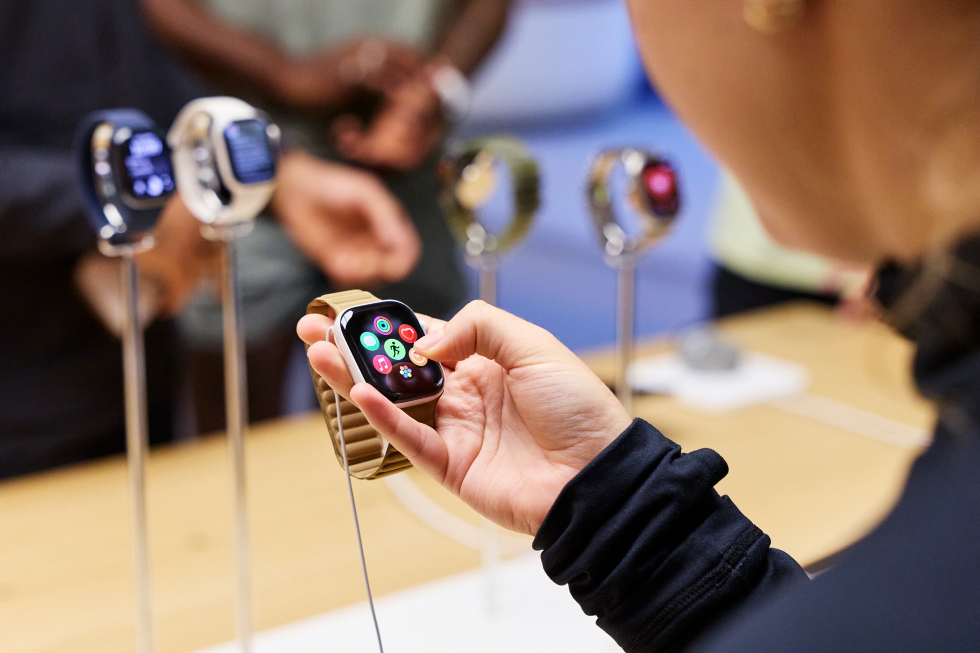Zákaznice s Apple Watch Series 12 v prodejně Covent Garden