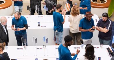 Zákazníci a personál v prodejně Apple Covent Garden v Londýně