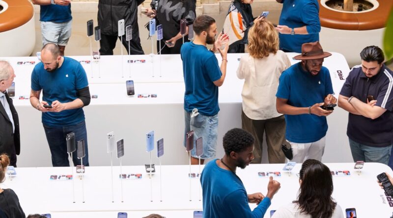 Zákazníci a personál v prodejně Apple Covent Garden v Londýně