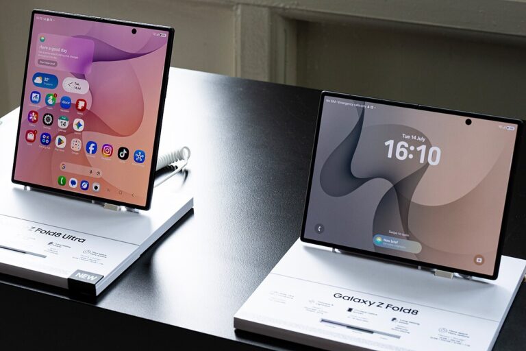 Rozložený Galaxy Z Fold8 Ultra a Galaxy Z Fold8 vedle sebe