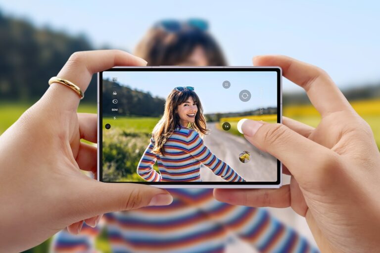 Rozložený Samsung Galaxy Z Fold8 při focení na šířku