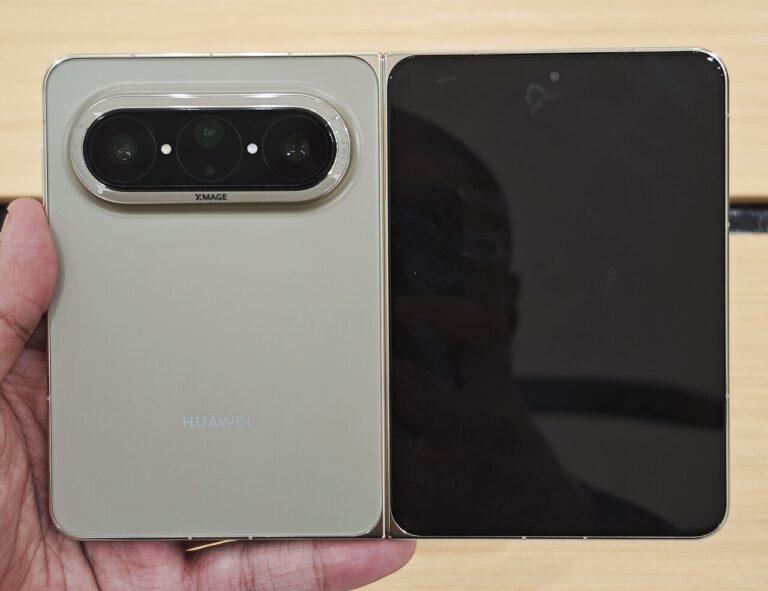 Bílý Huawei Pura X Max, zadní strana a rozložený displej