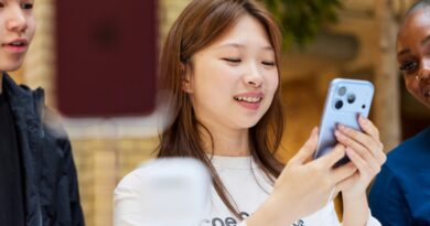 Zákaznice drží iPhone 18 Pro před prodejnou Applu