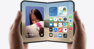 Rozevřený iPhone Duo držený v obou rukou