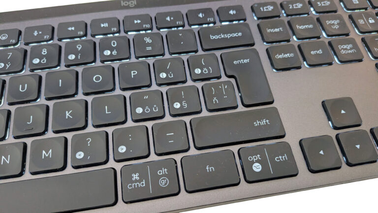 Detail kláves s kulovým prohloubením a dvojími popisky pro Mac i Windows