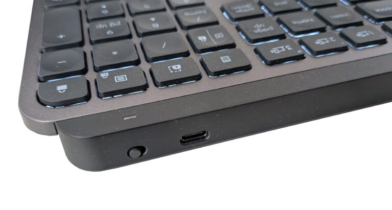 Port USB-C pro nabíjení a vypínač na zadní hraně klávesnice