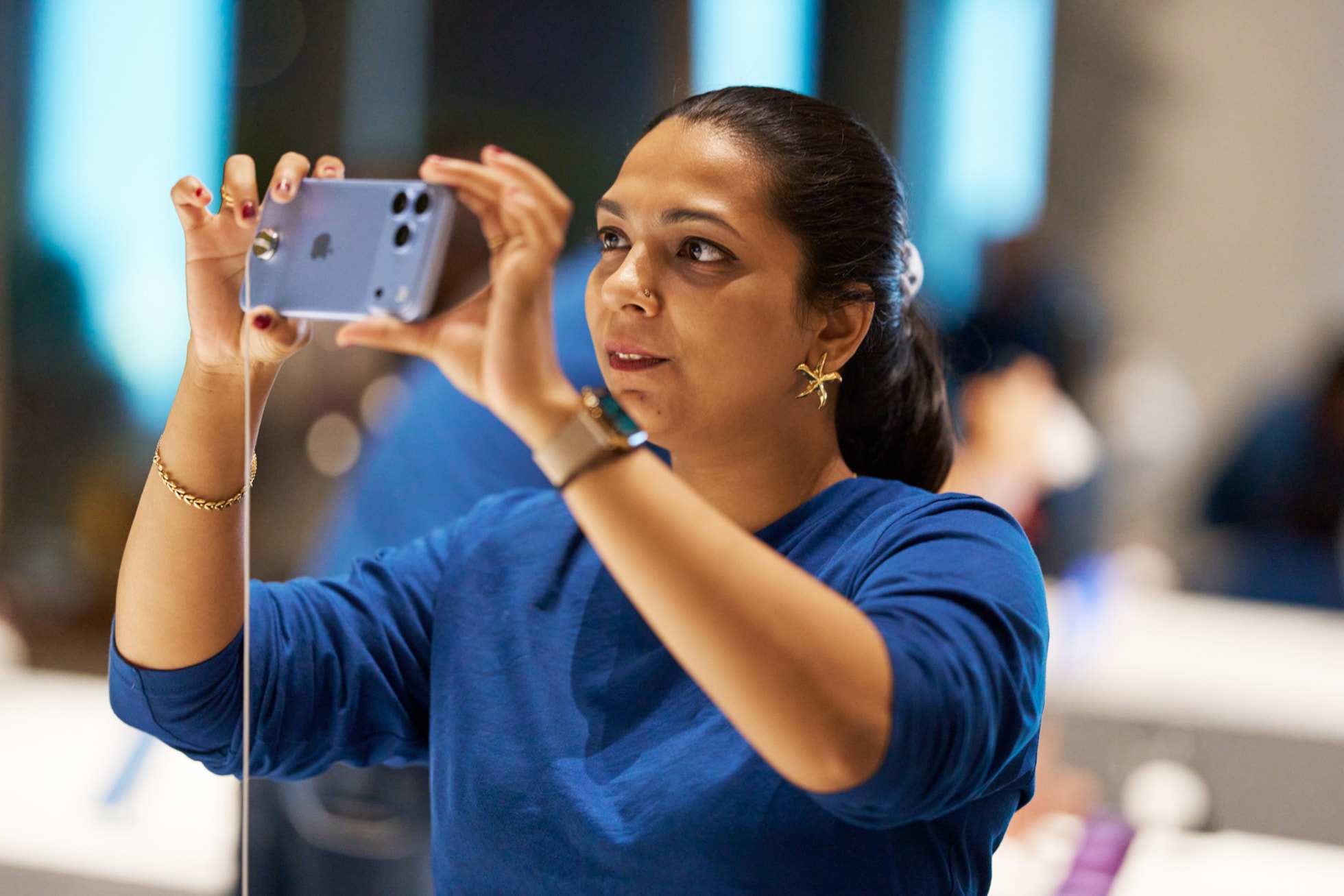 Zákaznice si prohlíží iPhone 18 Pro v prodejně Apple BKC v Bombaji