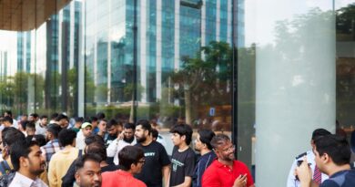 Fronta zákazníků před prodejnou Apple BKC v Bombaji v den startu prodeje iPhonu 18 Pro