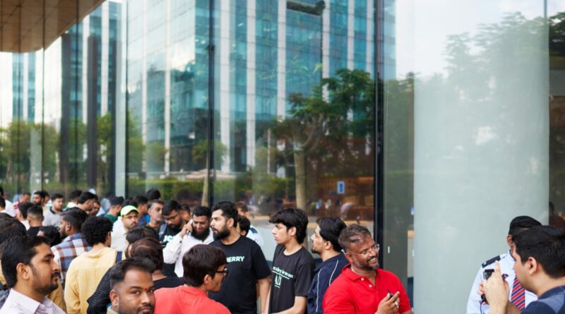 Fronta zákazníků před prodejnou Apple BKC v Bombaji v den startu prodeje iPhonu 18 Pro