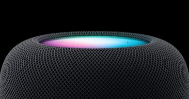 HomePod druhé generace na dřevěném stolku