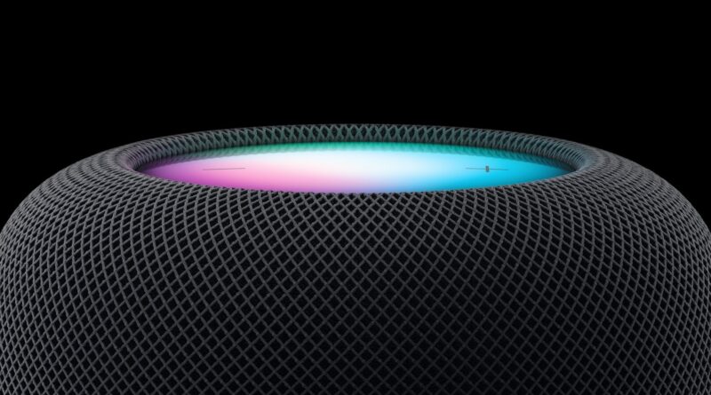 HomePod druhé generace na dřevěném stolku