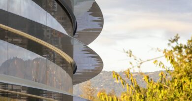 Hlavní budova areálu Apple Park obklopená stromy