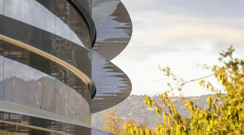 Hlavní budova areálu Apple Park obklopená stromy
