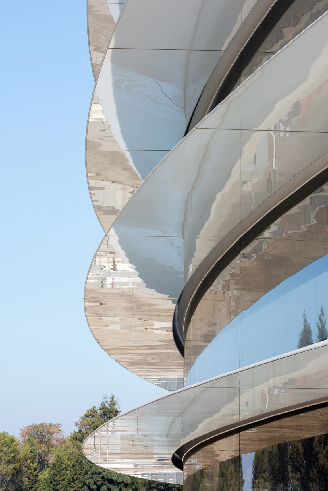 Detail prosklené fasády hlavní budovy Apple Parku