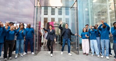 John Ternus a Deirdre O’Brienová vítají zákazníky před Apple Fifth Avenue v New Yorku