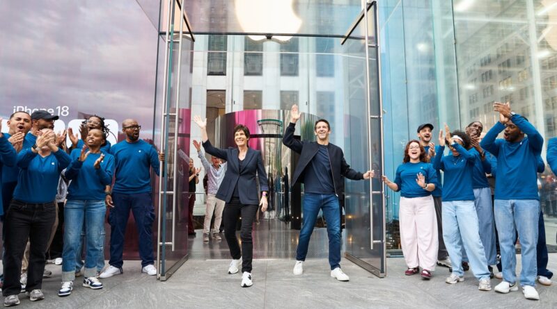 John Ternus a Deirdre O’Brienová vítají zákazníky před Apple Fifth Avenue v New Yorku