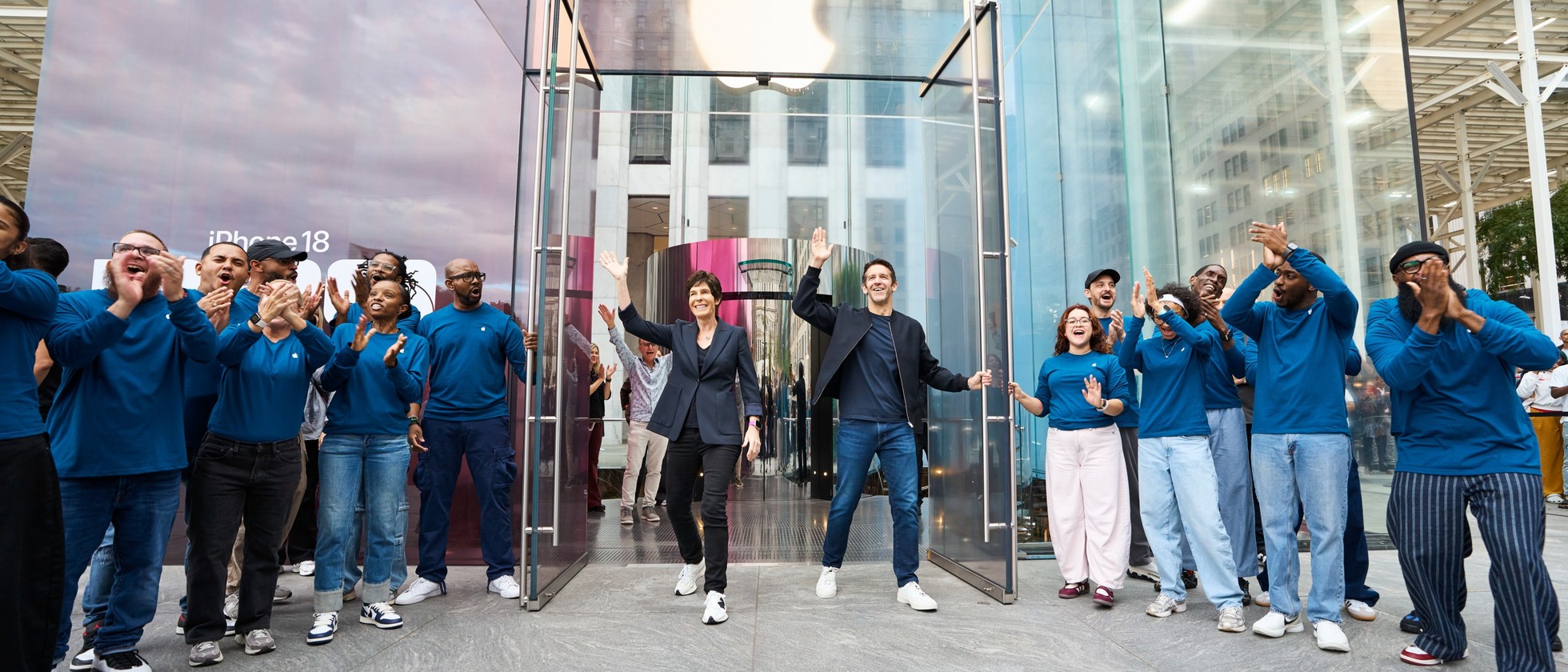 John Ternus a Deirdre O’Brienová vítají zákazníky před Apple Fifth Avenue v New Yorku