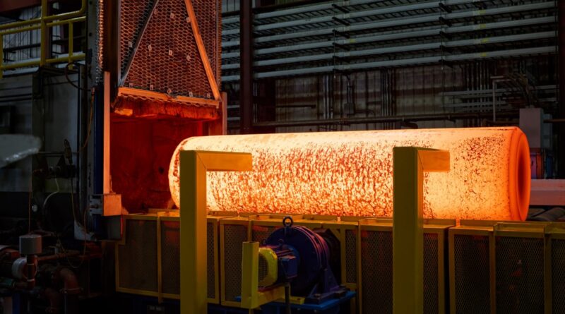 Rozžhavený titanový ingot projíždí válcovnou společnosti Perryman