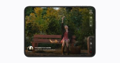 iPhone Duo rozložený na šířku přehrává video