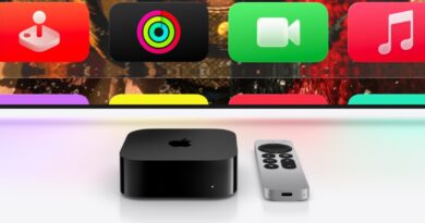 Apple TV 4K s ovladačem Siri Remote před televizí