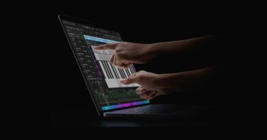Ruce ovládající dotykový displej nového MacBooku Pro