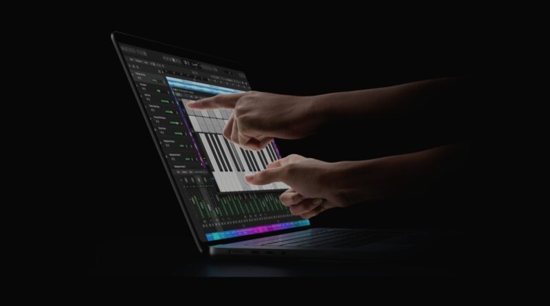 Ruce ovládající dotykový displej nového MacBooku Pro