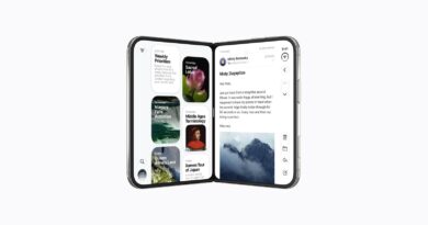 iPhone Duo s otevřenou Poštou a Siri vedle sebe