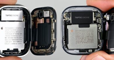 Rozebrané Apple Watch Ultra 4 a Series 12 s odkrytou baterií