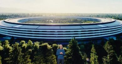 Tim Cook před budovou Apple Parku